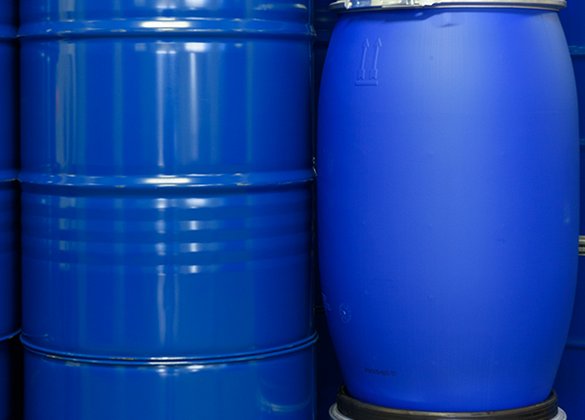 Fässer aus Kunststoff oder Stahl